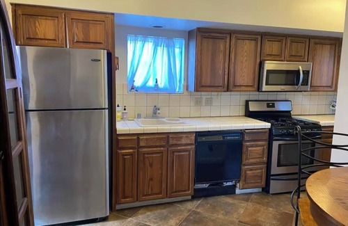 Rossmoyne House | Spacious 4-bedroom house with AC and WiFi in beautiful Glendale Pet Friendly!