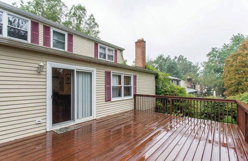 Foxcroft Square House | Spacious 4-bedroom house in peaceful Glenside with WiFi, AC