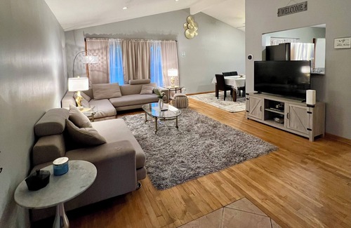 Glenview House | Spacious 4-bedroom house, Free parking, close to O'hare