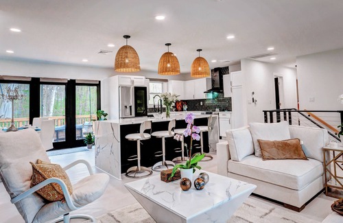 Guilford House | Spacious 4-bedroom house with AC, WiFi in welcoming Guilford