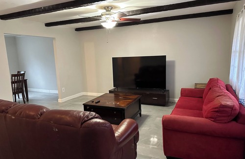 Rolling Road Farms House | Spacious 4-bedroom house in cool Woodlawn with AC, WiFi Baltimore DC area
