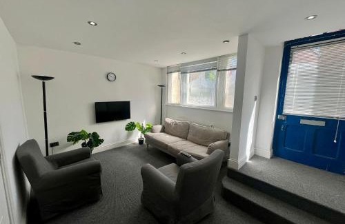 Faversham House | Spacious 4-Bedroom House - Garden & Free Parking