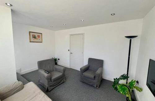 Faversham House | Spacious 4-Bedroom House - Garden & Free Parking