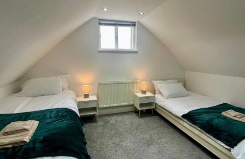 Faversham House | Spacious 4-Bedroom House - Garden & Free Parking