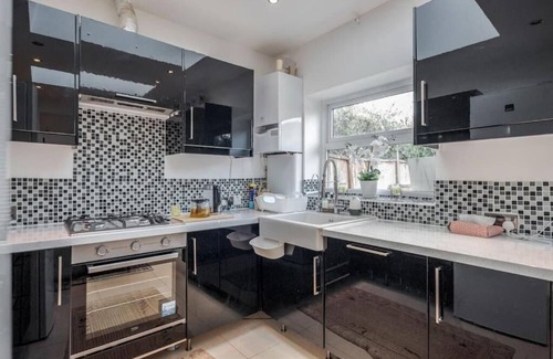 College Park and Old Oak House | Spacious 4 bedroom House with a Private Garden