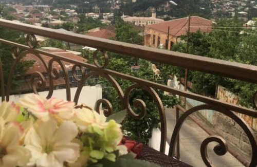 Kutaisi House | Spacious 4-bedroom house in charming Kutaisi with WiFi, AC
