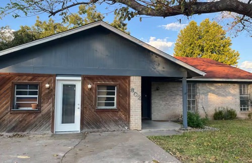 Austin House | Spacious 4-bedroom house in charming Austin with AC