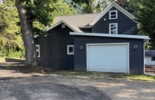 Baraboo House | Spacious 4-bedroom house in charming Baraboo. House is one mile from Devils Lake