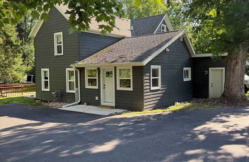 Baraboo House | Spacious 4-bedroom house in charming Baraboo. House is one mile from Devils Lake