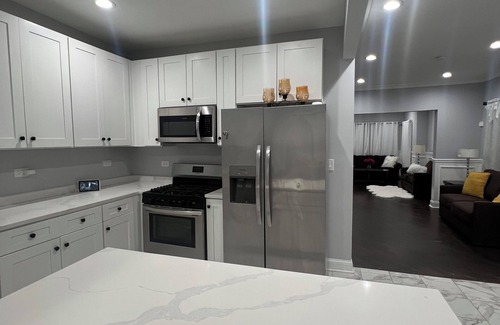 Gresham House | Spacious 4-bedroom house in superb Chicago with WiFi, AC