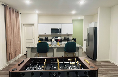 Crowley House | Spacious 4-bedroom house in serene Crowley with WiFi, AC