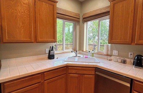 Carver House | Spacious 4-bedroom house in charming Gresham with WiFi, AC, kitchen appliances,