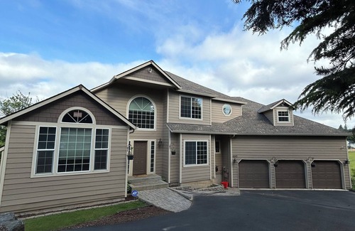 Carver House | Spacious 4-bedroom house in charming Gresham with WiFi, AC, kitchen appliances,