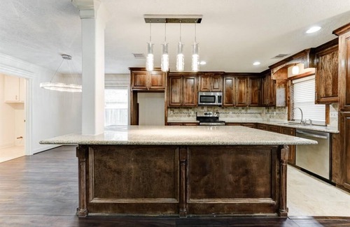 Westbury House | Spacious 4-bedroom house in Houston 20 mins to downtown, with Hot tub