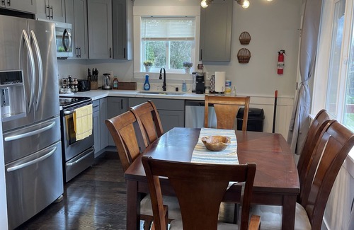 Dunlap House | Spacious 4 Bedroom House in Quiet Neighborhood, near Light Rail