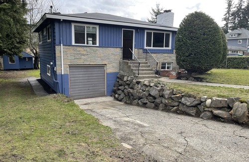 Dunlap House | Spacious 4 Bedroom House in Quiet Neighborhood, near Light Rail