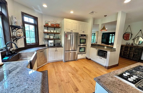Warwick House | Spacious 4-bedroom house in charming Warwick with AC, WiFi