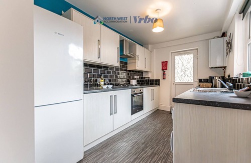 Leigh House | Spacious 4-Bedroom House in Wigan – Free Parking & Wi-Fi | Long Stays Welcome