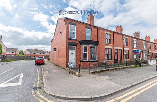 Leigh House | Spacious 4-Bedroom House in Wigan – Free Parking & Wi-Fi | Long Stays Welcome