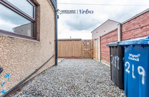 Leigh House | Spacious 4-Bedroom House in Wigan – Free Parking & Wi-Fi | Long Stays Welcome