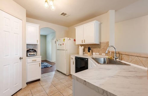 Buda House | Spacious 4-bedroom house in fantastic Buda with WiFi, game/fitness room& more!