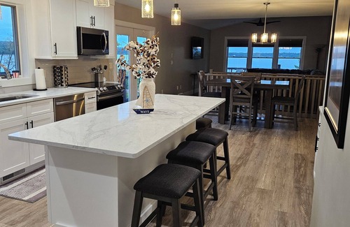 Ava House | Spacious 4-bedroom house on Lake Delta on a private road