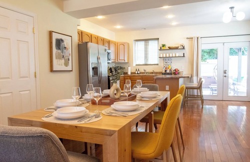Albany House | Spacious 4-bedroom house with plenty of amenities in Downtown Albany
