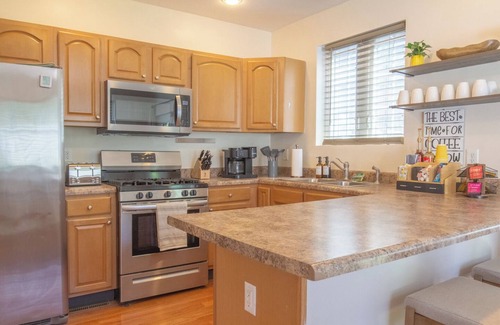 Albany House | Spacious 4-bedroom house with plenty of amenities in Downtown Albany