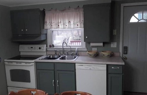 Stroh House | Spacious 4-bedroom house in beautiful Angola with AC, WiFi