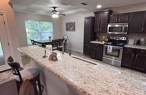 Clovis House | Spacious 4-bedroom house with WiFi, AC in welcoming Clovis