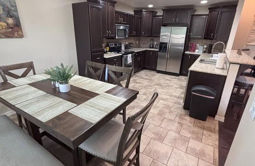 Clovis House | Spacious 4-bedroom house with WiFi, AC in welcoming Clovis