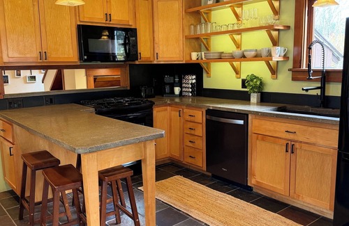 Colden House | Spacious 4-bedroom house with outdoor entertainment spaces in charming Colden