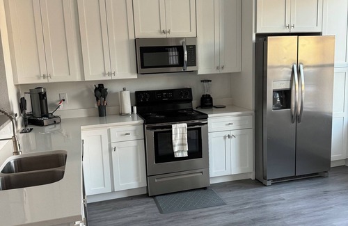 Oak Cliff House | Spacious 4-bedroom house, Sleeps 8 with WiFi, AC in Dallas