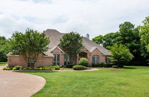 Lake Dallas House | Spacious 4-bedroom house on 3 Acres in fabulous Lake Dallas with AC & WiFi