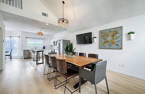 Irving House | Spacious 4-bedroom house in peaceful Irving with WiFi, AC, Keyak fun