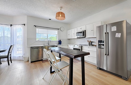 Irving House | Spacious 4-bedroom house in peaceful Irving with WiFi, AC, Keyak fun