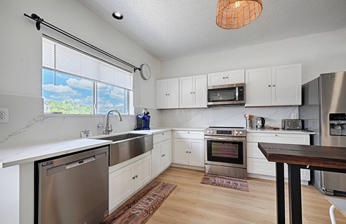 Irving House | Spacious 4-bedroom house in peaceful Irving with WiFi, AC, Keyak fun