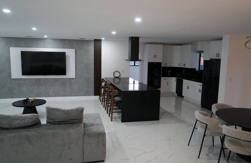 Golden Glades House | Spacious 4-bedroom house in Miami with Hot Tub, Lake, Kayaks, and Pool table
