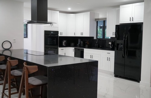 Golden Glades House | Spacious 4-bedroom house in Miami with Hot Tub, Lake, Kayaks, and Pool table