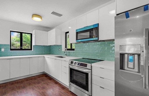 Golden Glades House | Spacious 4-bedroom house with AC, WiFi in fabulous Miami
