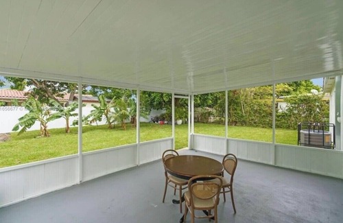 Golden Glades House | Spacious 4-bedroom house with AC, WiFi in fabulous Miami