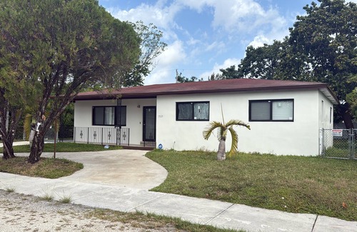 Golden Glades House | Spacious 4-bedroom house with AC, WiFi in fabulous Miami