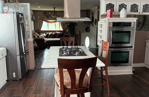 Omaha House | Spacious 4 bedroom house with WiFi, fitness room in brilliant Omaha.