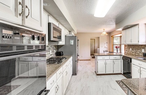 Onamia House | Spacious 4 bedroom house, AC, fitness room in charming cove Bay Area