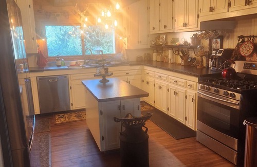 Quincy House | Spacious 4-bedroom house in charming Quincy with AC, WiFi