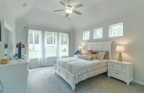 Willis House | Spacious 4-bedroom house in charming Woodlands Hills, close to Lake Conroe