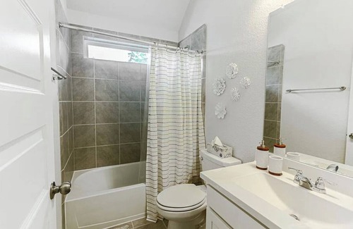 Willis House | Spacious 4-bedroom house in charming Woodlands Hills, close to Lake Conroe