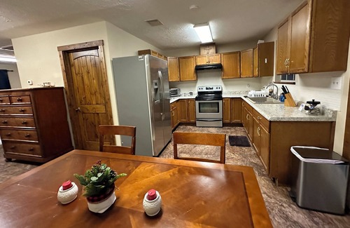 Willis House | Spacious 4-bedroom house in a quiet countryside setting with WiFi, AC