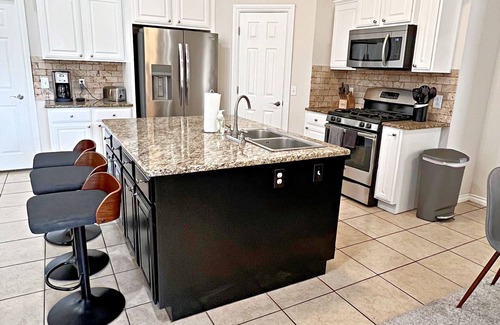 Yukon House | Spacious 4-bedroom house in OKC Suburb with WiFi, AC