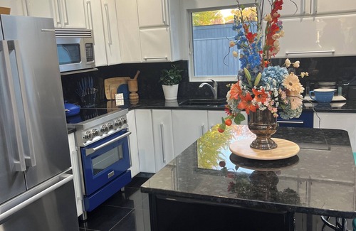 Bristol House | Spacious 4-bedroom Modern Architecture Cozy Getaway with Fitness Room, WiFi